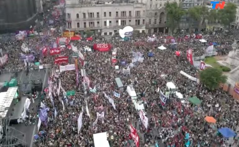 Masiva marcha de mujeres contra la violencia machista y a favor del aborto
