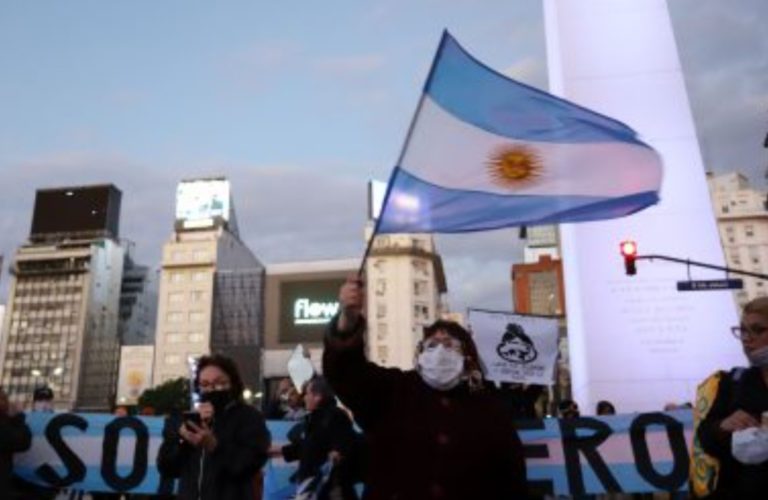 Convocan a un “Argentinazo” contra la cuarentena este sábado en el Obelisco