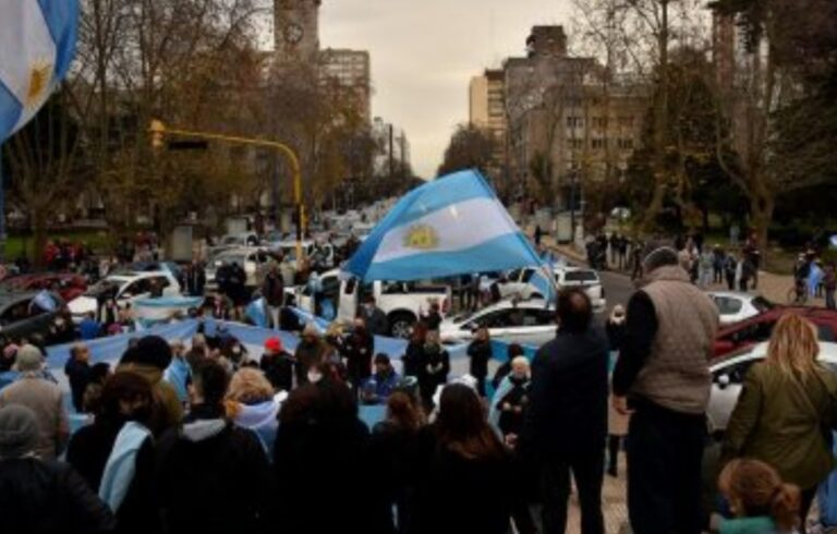 Banderazo y derrota de los Fernández