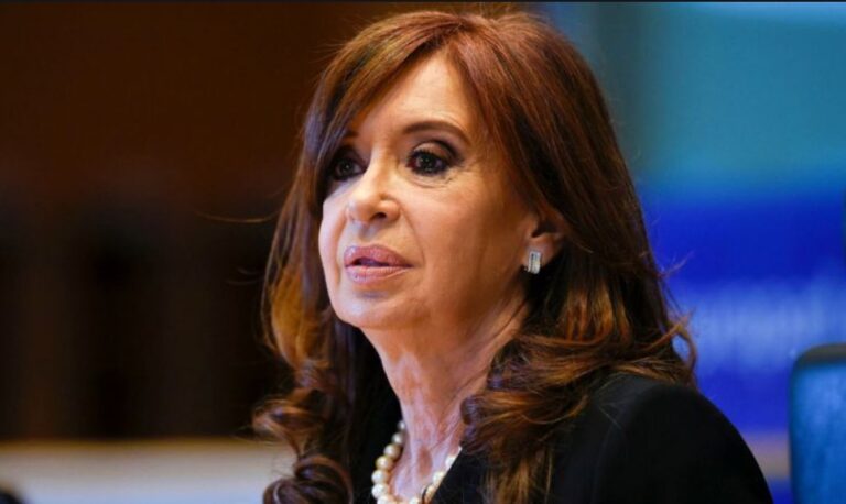 Cristina Kirchner busca cobrar un tercer ingreso del Estado y no pagar Ganancias