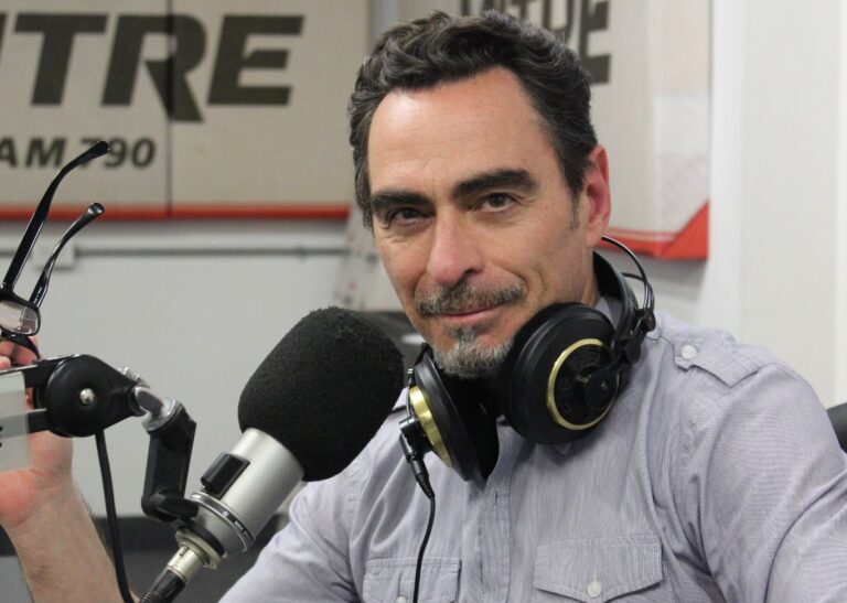 Andahazi: “Cristina mantiene la corona y Alberto, el virus”