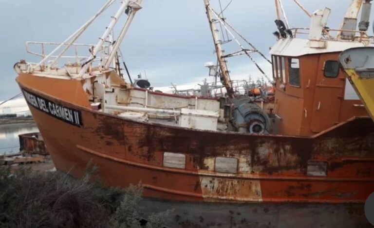 El millonario barco K para presos que nunca zarpó y ahora se oxida en el puerto