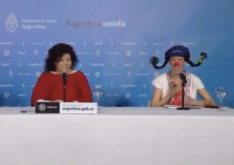 Fuertes críticas al Gobierno por la inclusión de una payasa en el reporte diario del Ministerio de Salud