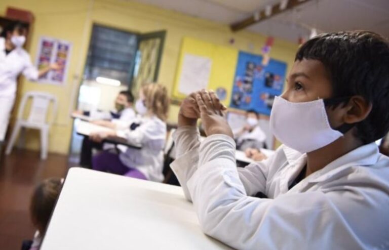 Pese al rechazo de Nación, la Ciudad insiste con el regreso a clases de chicos sin conectividad