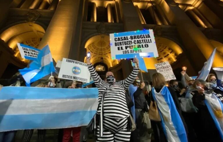 Acampe y vigilia en Tribunales en apoyo a los jueces desplazados por el Gobierno