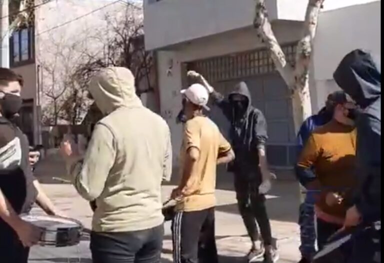 San Juan: organizó un banderazo contra la llegada del presidente y la intimidaron