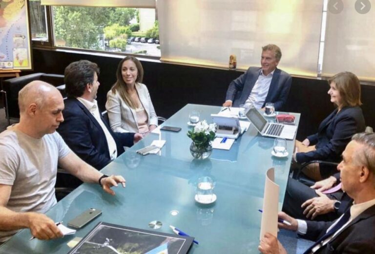 La oposición insiste: “La economía se destruye y la salud también”