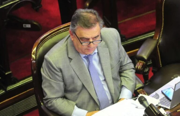 En una emotiva sesión, Mario Negri leyó el preámbulo y lo aplaudieron de pie