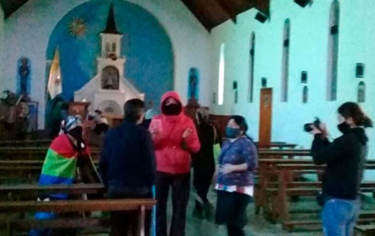 Mapuches tomaron una iglesia, retuvieron a un cura y huyeron