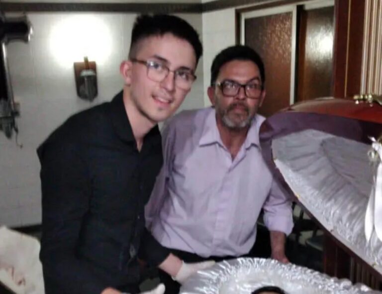 “Pido perdón a todos”, dijo uno de los empleados que se sacó fotos con Maradona en el atáud