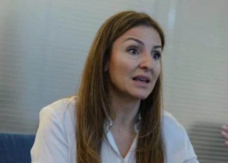 Acuña insiste con detener la militancia en las aulas: “Con los chicos no”