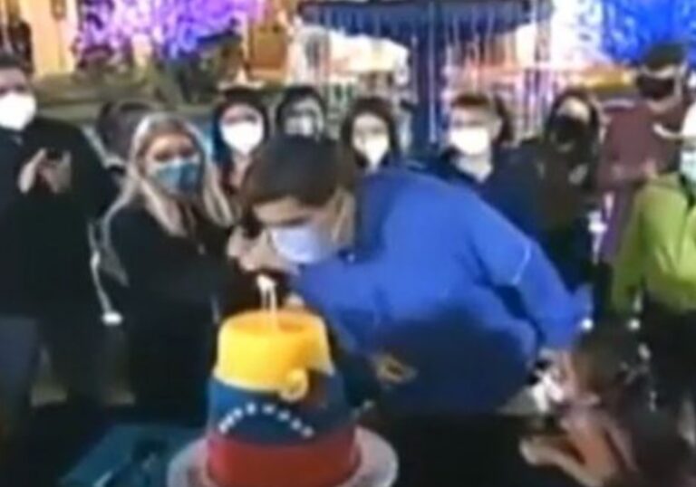 Maduro y un insólito festejo: quiso soplar las velas con tapabocas