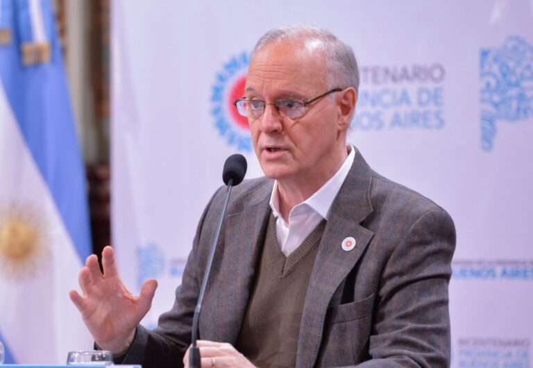 Daniel Gollan llamó “delirantes” a quienes no se quieran vacunar
