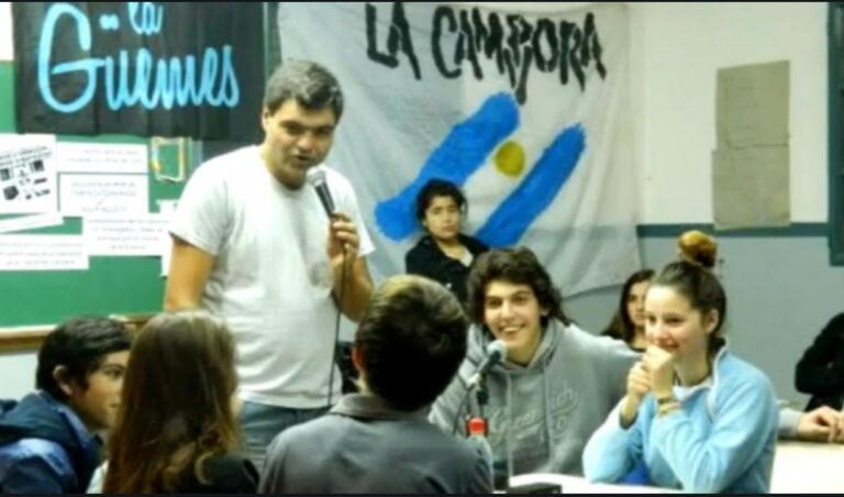 Adoctrinar, es fascismo educativo