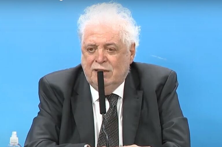 La vacuna no llega y los plazos del Gobierno se desvanecen: “Juegan con la salud de los argentinos”