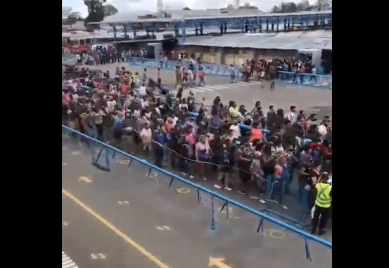 Sin control, distancia ni protocolos: así entraba una multitud a La Salada en plena pandemia