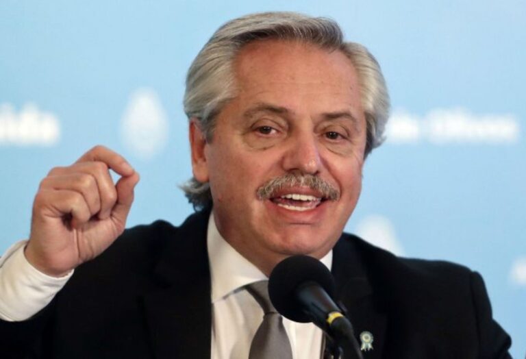 Alberto Fernández: “Vamos a vacunar a 300 mil personas antes de fin de año”