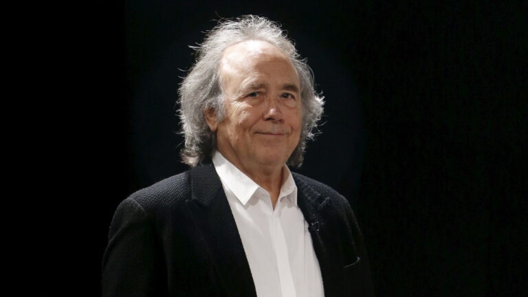 Serrat conmueve a los 77 años