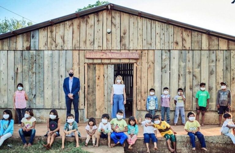 “Con barbijos, pero descalzos”, la polémica foto de Fabiola Yáñez con niños de Misiones