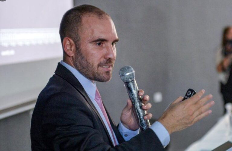 Guzmán prometió que en 2021 no habrá saltos bruscos del dólar