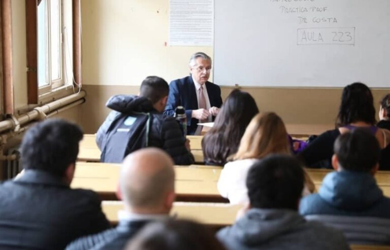 Hasta sus alumnos de Derecho cuestionan a Alberto: “El vacunatorio VIP es delito”