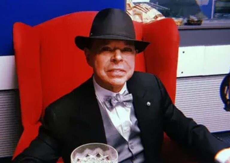 Auto de lujo y champán en el debut de Oyarbide en la radio