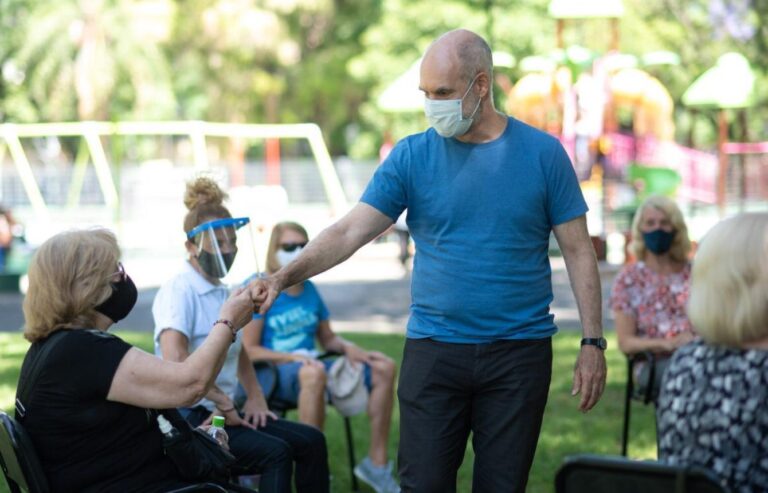 El PRO defiende el plan de vacunación en la Ciudad: “No somos lo mismo”