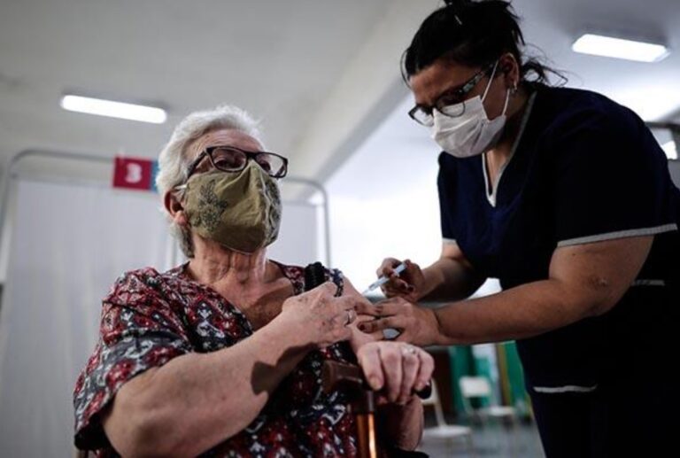 En Argentina, solo tres de cada diez vacunas son aplicadas en adultos mayores