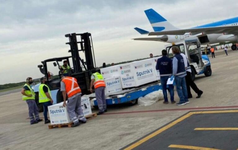 A la espera de la segunda ola, llega otro puñado de vacunas a la Argentina