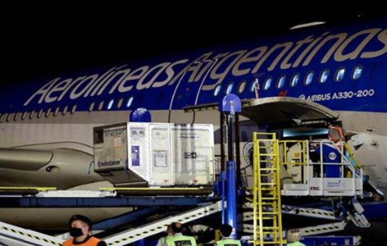 Médicos denuncian que la vacuna china “no inmuniza lo suficiente”