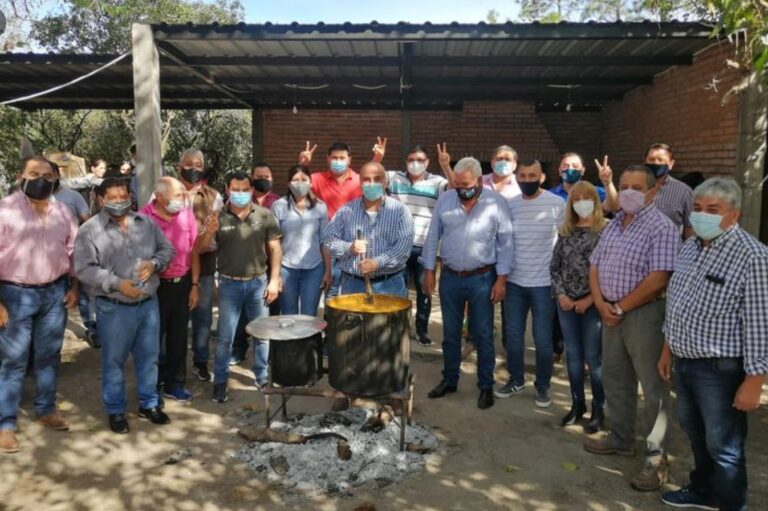 Locro para todos: Manzur organizó un almuerzo para decenas de personas sin respetar el protocolo