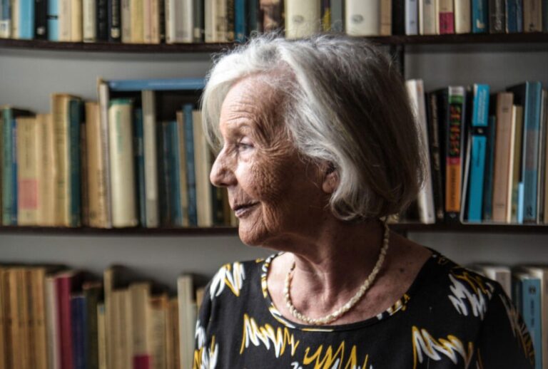 Beatriz Sarlo se vacunó contra el Covid: “Me tocó, obviamente por derecha”