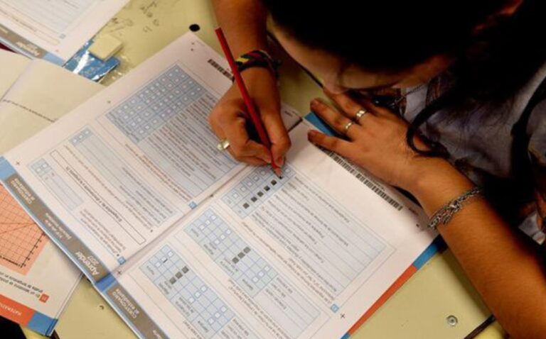 Otro golpe del Gobierno a la educación: suspenden las pruebas Aprender