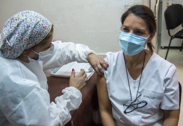 La Argentina podría haber tenido 96 millones de vacunas más que hoy