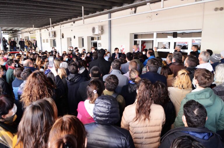 Polémico festejo en la asunción de Kreplak: abrazos, cánticos y hasta un “pogo”