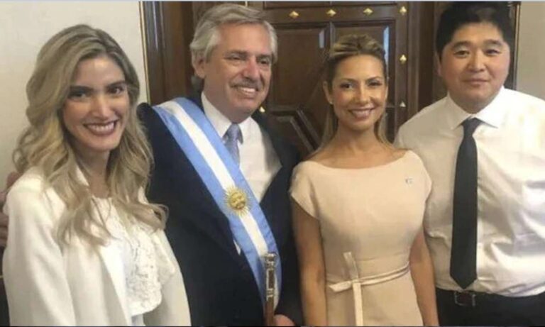 Un presidente chanta y la plaza de las piedras