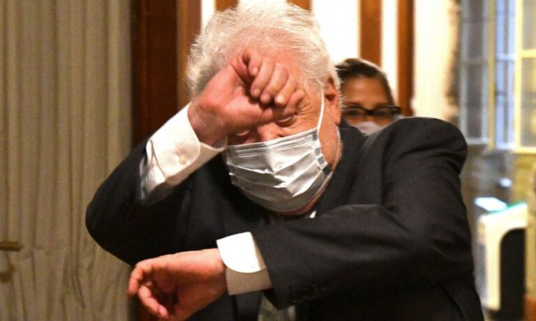 Ordenan reabrir la causa del vacunatorio VIP