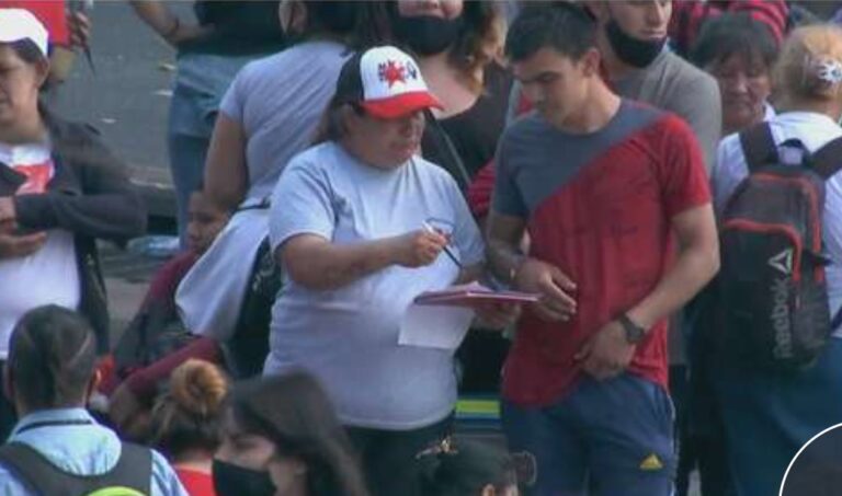 En pleno piquete, militantes tomaban lista y repartían plata