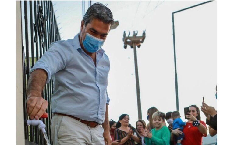 Jorge Capitanich lloró de la emoción al inaugurar una canilla