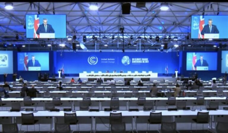 La increíble imagen de Alberto exponiendo ante un auditorio casi vacío