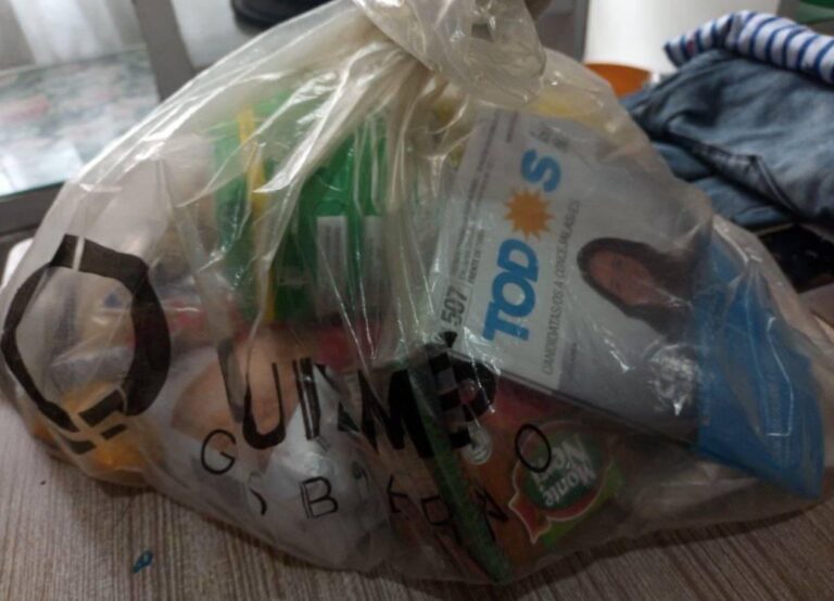 En Quilmes reparten bolsas de comida con boletas del Frente de Todos