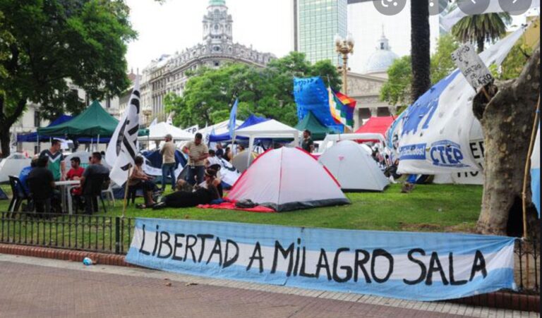 Acampe y vigilia en Tribunales para pedir la libertad de Milagro Sala