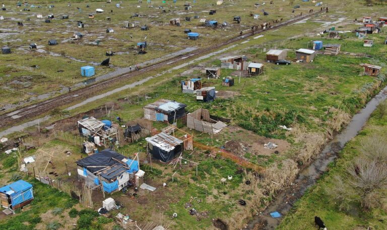 “Dejen de mirar para otro lado”, la oposición cruzó a Kicillof por la toma de tierras en La Plata