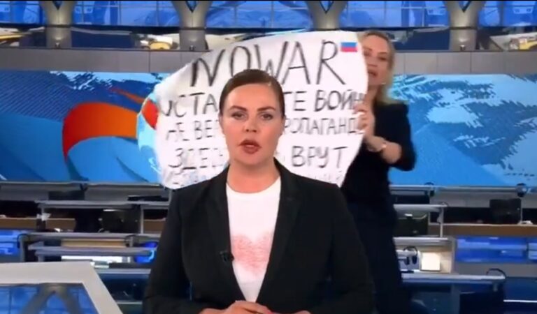 Una periodista rusa condenó la guerra en la televisión estatal y fue detenida