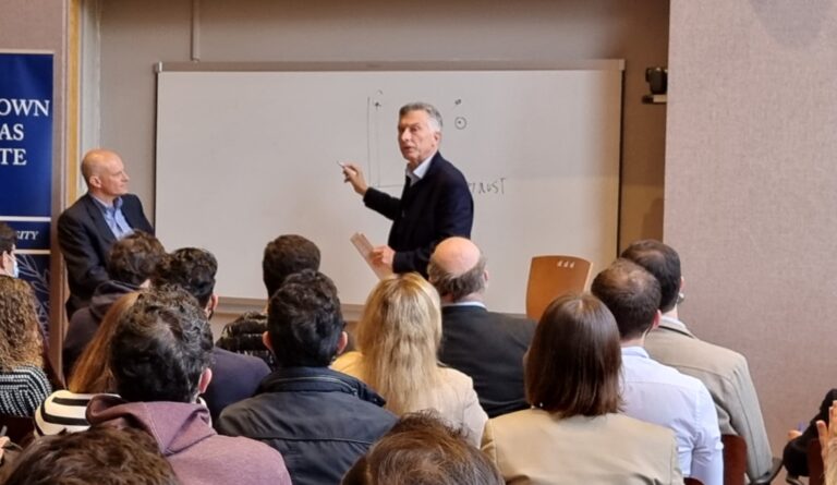 Macri dio una charla en EEUU y cuestionó al Gobierno por la inflación: “Cuando se imprime…”
