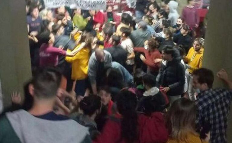 Batalla campal entre agrupaciones de izquierda en la Facultad de Filosofía y Letras de la UBA