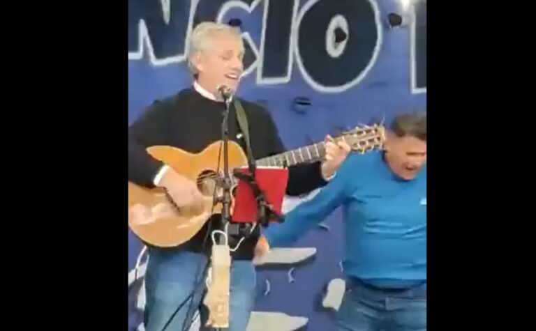 Al ritmo de la guitarra, Alberto cantó en un acto y llamó a la unidad