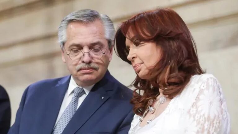 Alberto le entregó el bastón presidencial a Cristina