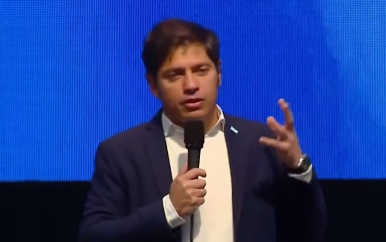Kicillof llamó a los alumnos a “rebelarse” y usar el idioma inclusivo