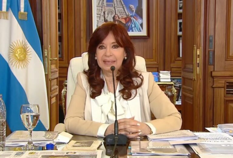 En un polémico descargo, Cristina mandó al frente a Néstor y luego cantó con sus militantes